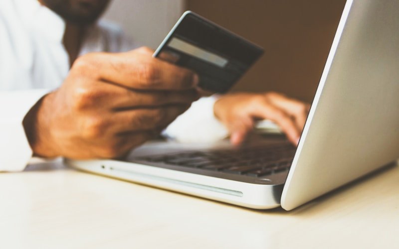 مقارنة بين أفضل أدوات الذكاء الاصطناعي للتجارة الإلكترونية على ووردبريس في الإمارات – جدول مقارنة الأسعار والمميزات