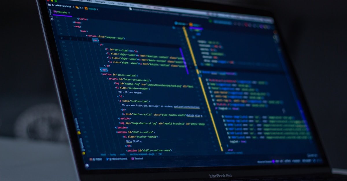 فريق شركة إماراتية صغيرة يعمل بأمان بفضل الحماية الرقمية المدعومة بالذكاء الاصطناعي